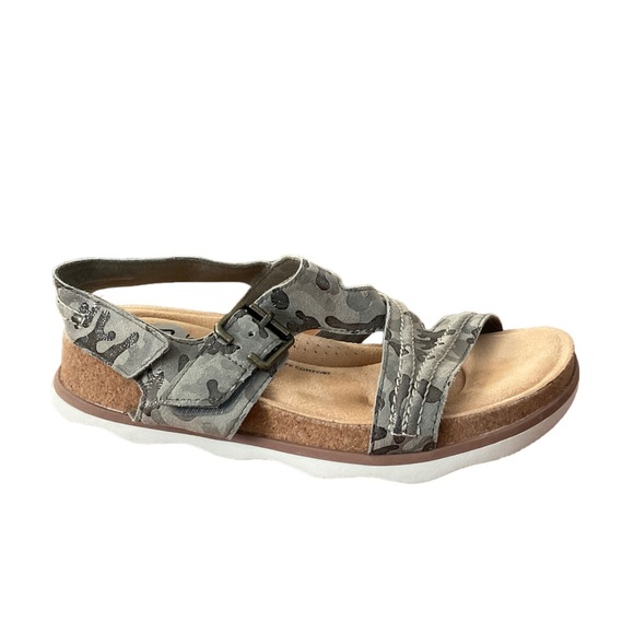 Clarks Collection Brynn Step Camo Cushioned Comfort Sandal NEW Size 6.5 🆕 - Picture 1 of 7